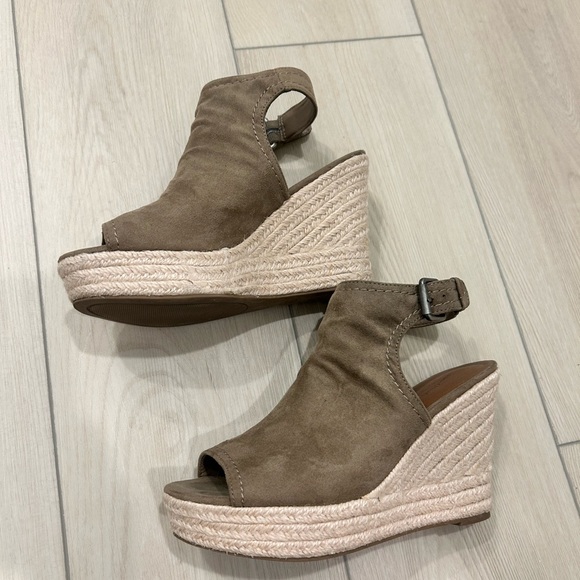 Universal Thread Army Green Espadrille Platforms 8 - Picture 1 of 7